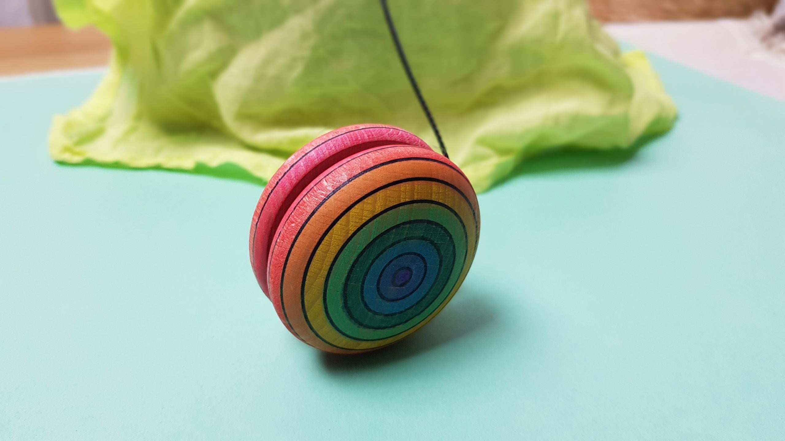 Yoyo aus Holz in Regenbogenfarben
