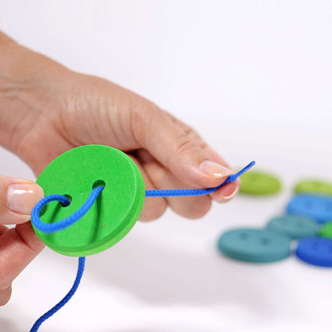 3006080_10317 24 Große Regenbogen Knöpfe Fädelübung 3