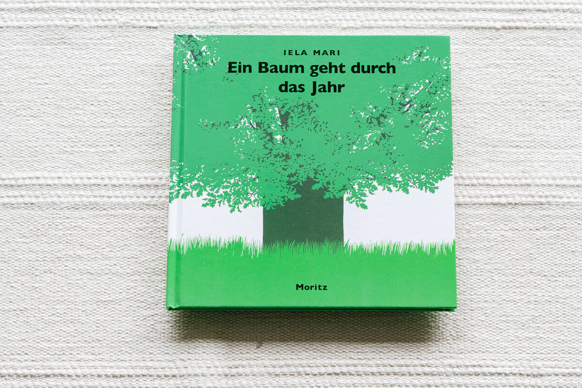 Ein baum geht durch das Jahr