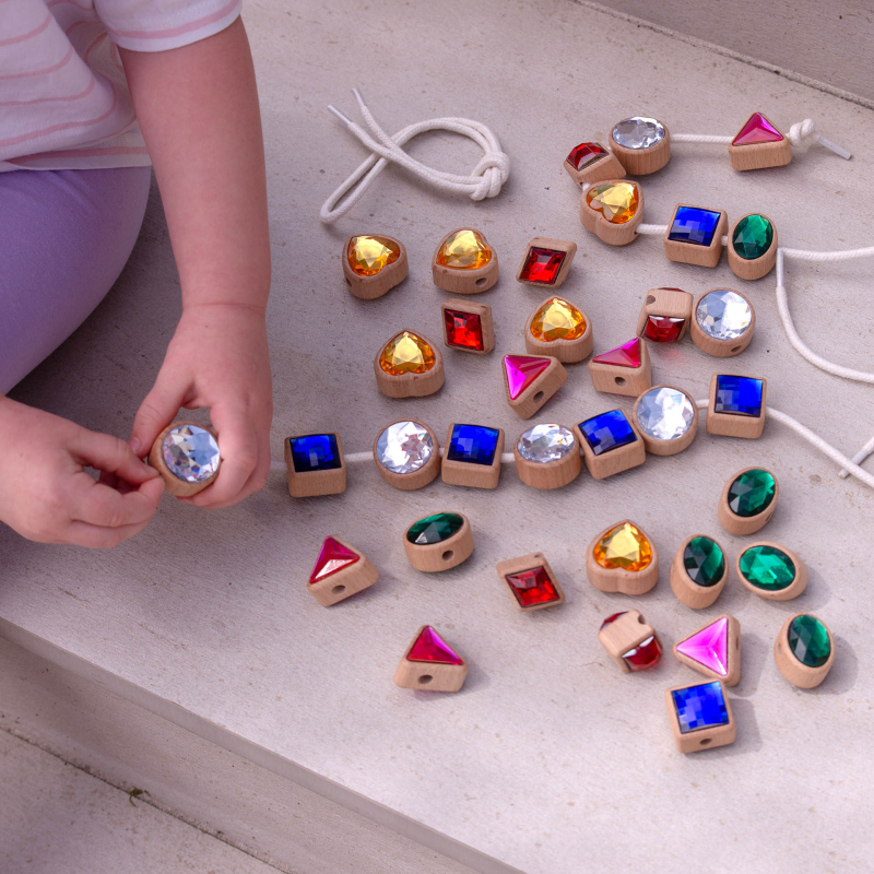 Geometrische Schmucksteine zum Auffädeln (3+)