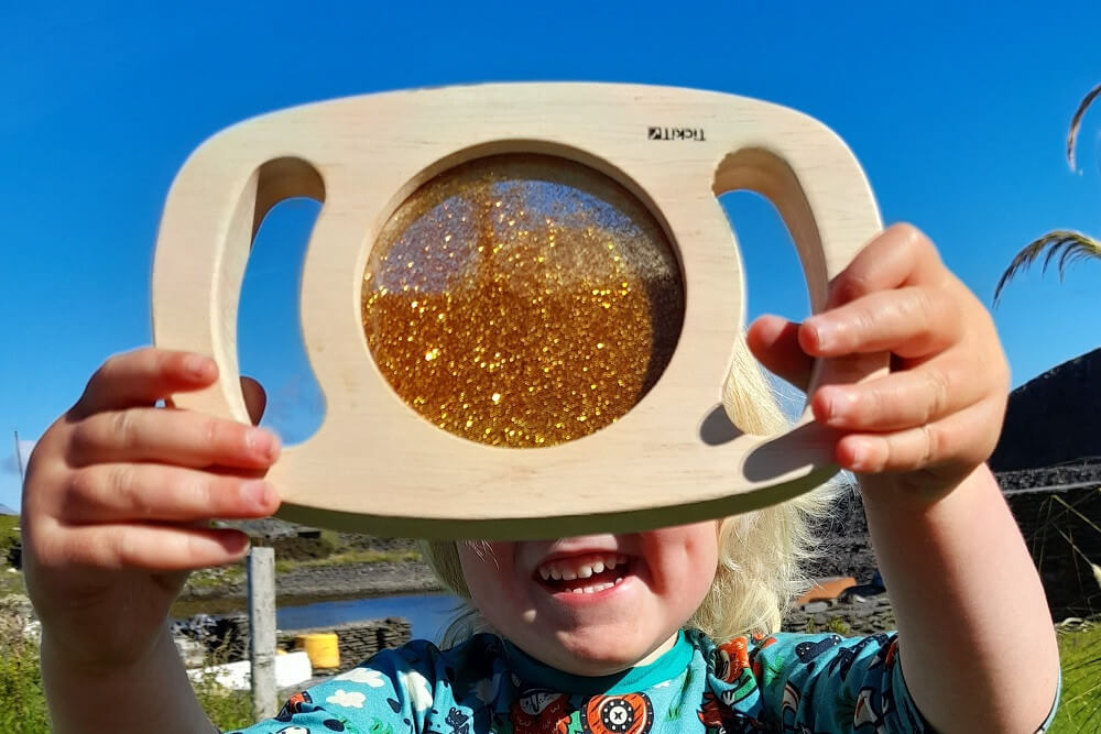 Glitzerpanel golden Sinnesspielzeug für Kinder ab 1 Jahr 73446_sm5