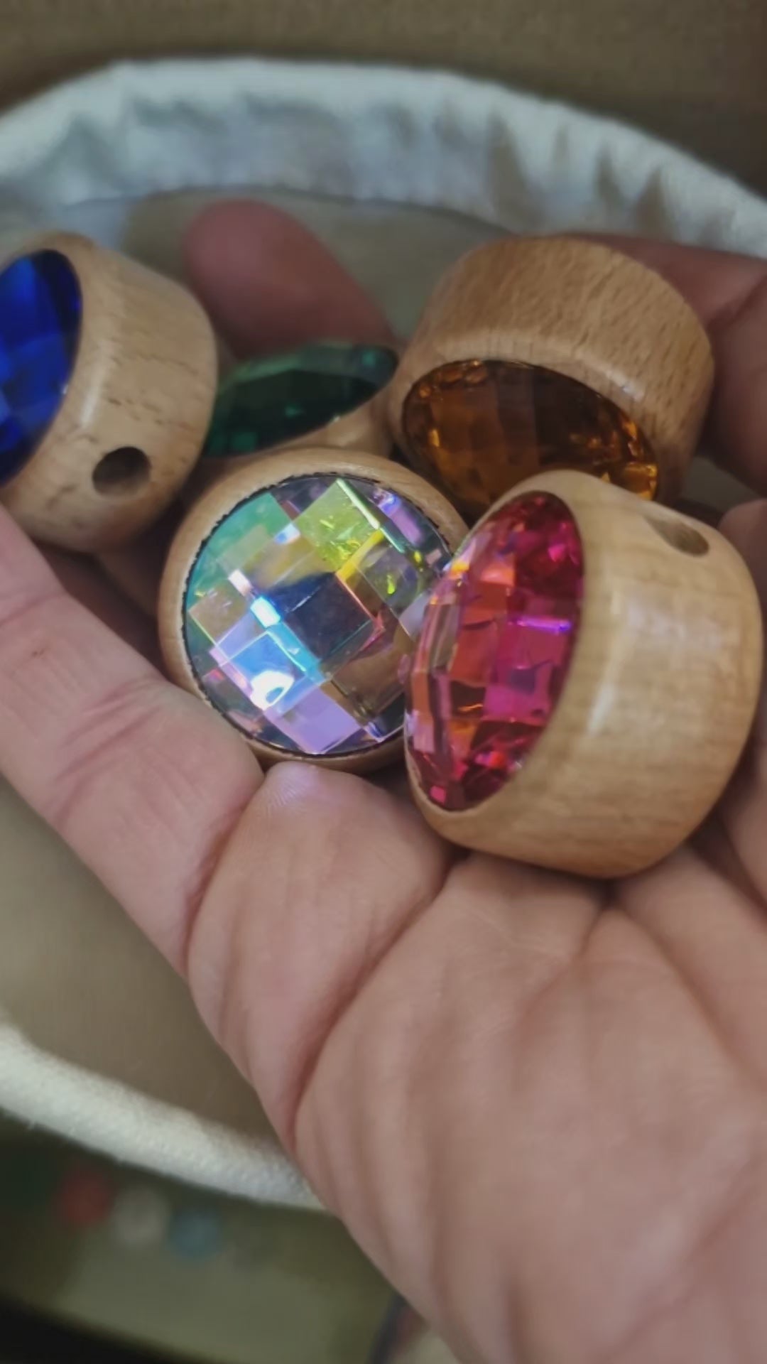 Video laden: Runde Schmucksteine zum Auffädeln (3+)